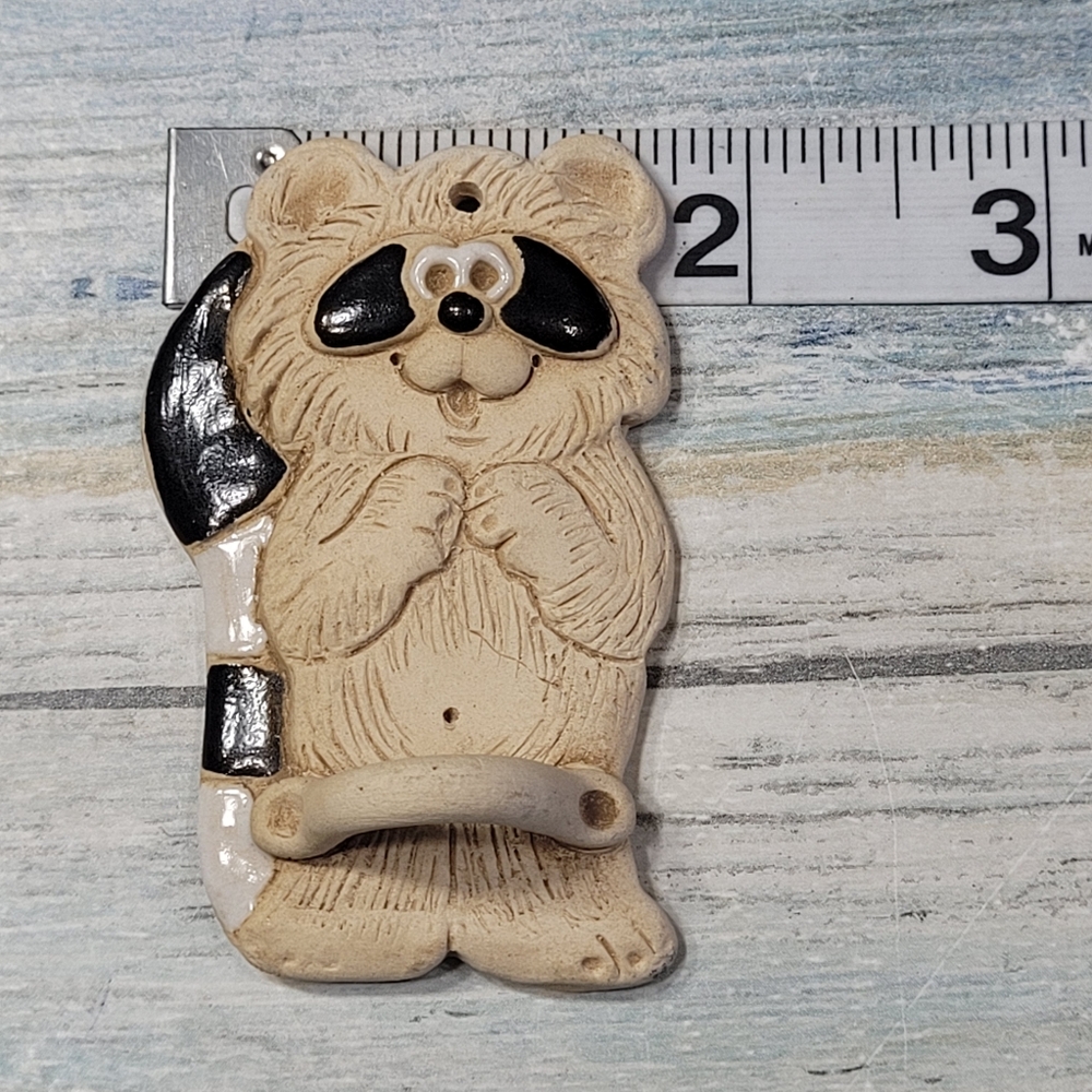 Clay Raccon wall hanging. - Picture 5 of 6